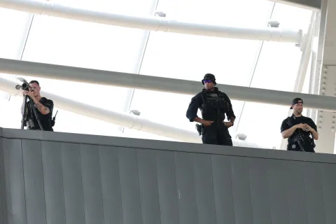 أفراد من جهاز الخدمة السرية يتابعون مباراة المجموعة السادسة في كأس العالم للأندية 2025 بين بوروسيا دورتموند وأولسان لحماية نائب رئيس أمريكا