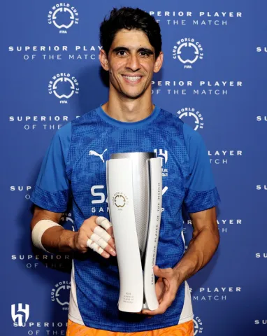 المغربي ياسين بونو حارس مرمى نادي الهلال السعودي