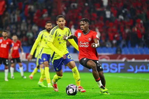 زكريا هوساوي (يمين) المطلوب في نادي النصر السعودي (instagram/alraedclub)