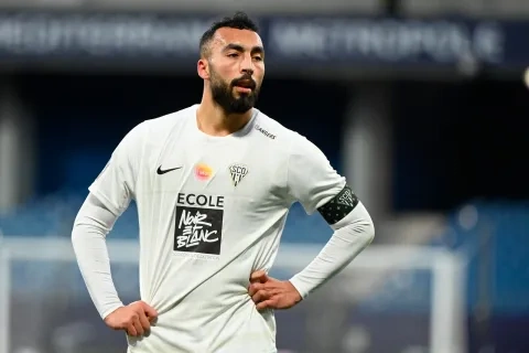 لاعب منتخب الجزائر حيماد عبدلي