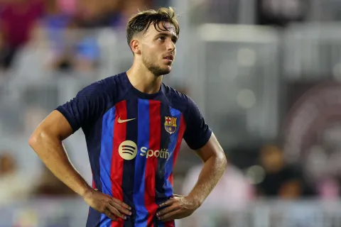 لاعب برشلونة السابق نيكو غونزاليس