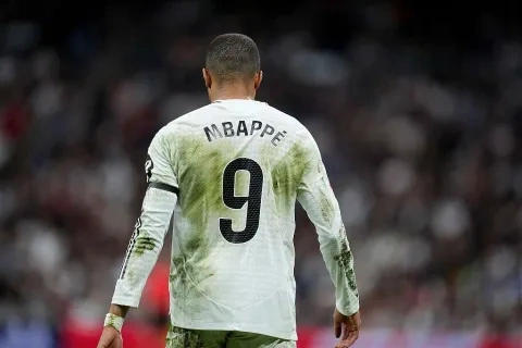 كيليان مبابي لاعب ريال مدريد الإسباني بالقميص رقم 9