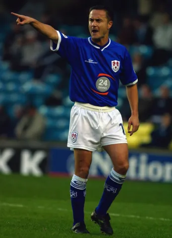 دينيس وايز صاحب واقعة أغرب طرد في تاريخ البريميرليغ  (Getty)