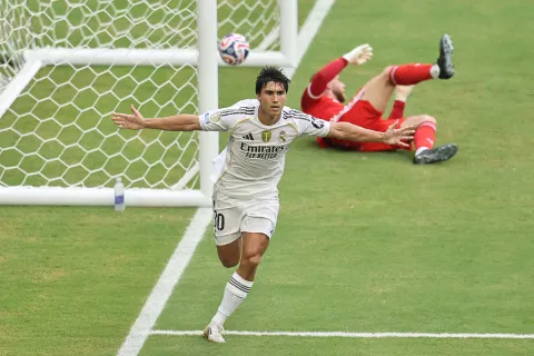 غونزالو غارسيا محتفلا بهدفه في مرمى يوفنتوس