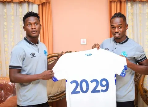 محمد عبد الرحمن لاعب الهلال السوداني يوثق لحظات تمديد تعاقد ناديه مع المحترف البورندي جان كلود