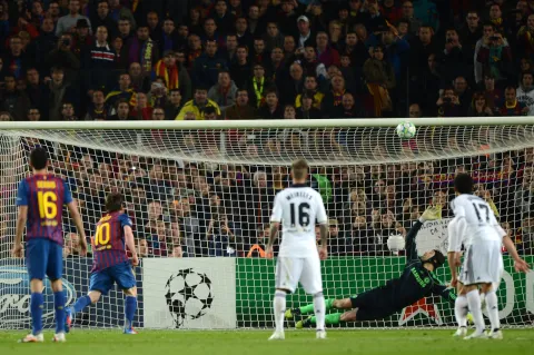 لحظة إهدار ليونيل ميسي ركلة جزاء أمام تشيلسي في دوري أبطال أوروبا 