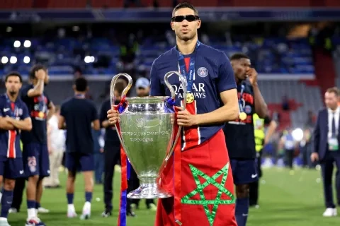 أشرف حكيمي مع كأس دوري أبطال أوروبا 2025