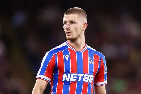 آدم وارتون لاعب كريستال بالاس