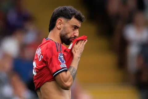 برونو فيرنانديز يهدر ضربة جزاء بطريقة غريبة في الدوري الإنجليزي