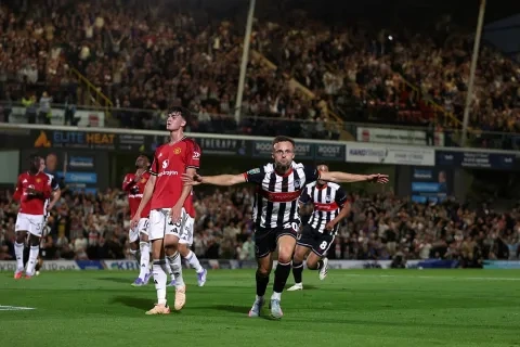 أطاح غريمسبي تاون بمانشستر يونايتد من كأس رابطة الأندية الإنجليزية 