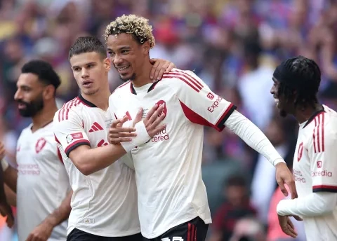 هوغو إيكيتيكي لاعب ليفربول الإنجليزي