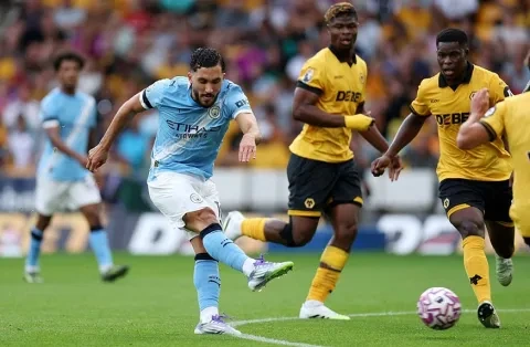 لحظة هدف ريان شرقي في شباك وولفرهامبتون بالجولة الأولى من البريميرليغ