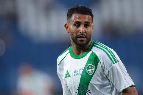 رياض محرز لاعب الأهلي