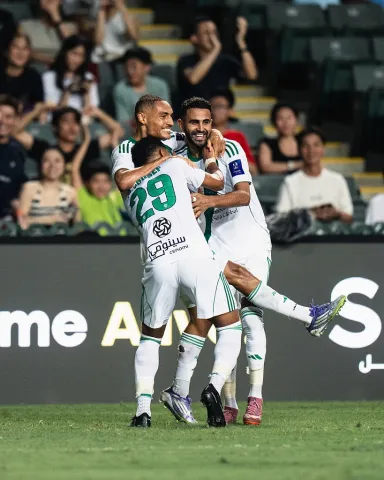 الفرنسي إنزو ميلوت يحتفل بتسجيل أولى أهدافه مع الأهلي السعودي