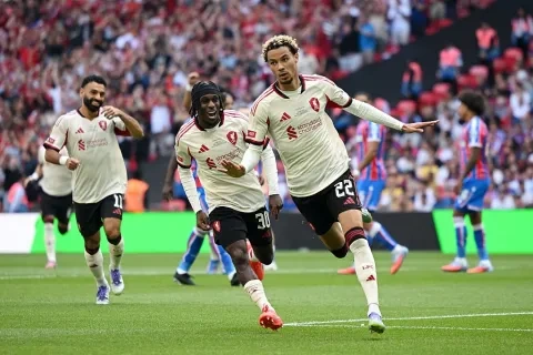 هوغو إيكيتيكي يحتفل بالهدف الأول له بقميص ليفربول في أولى مبارياته (Getty)