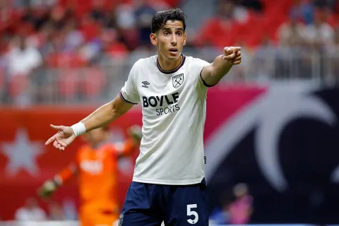 استبعاد مفاجئ يزيد من الغموض حول مستقبل نايف أكرد مع وست هام