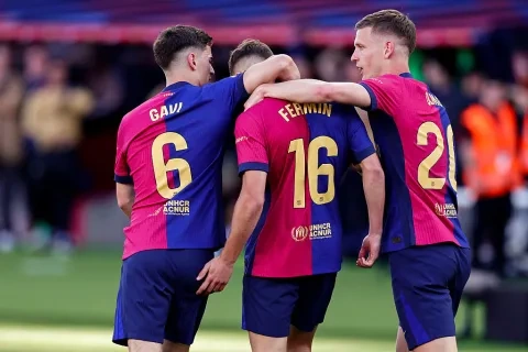 ثلاثي برشلونة أولمو وفيرمين وغافي 