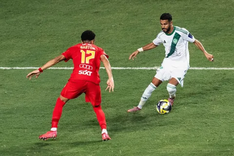 الجزائري رياض محرز محترف الأهلي يتألق أمام القادسية في نصف نهائي كأس السوبر السعودي 2025