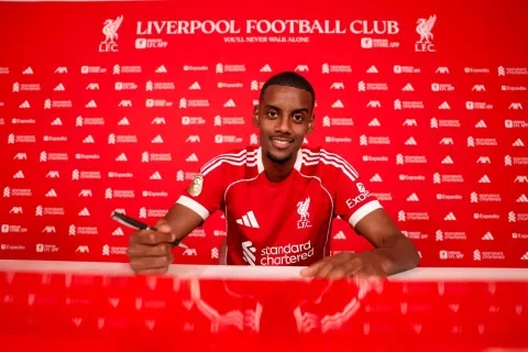 لاعب ليفربول ألكسندر إيزاك