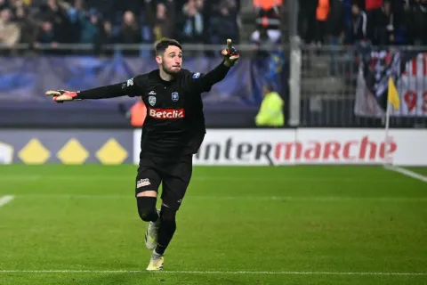 الحارس الفرنسي ماثيو باتوييه على رادار الهلال السعودي